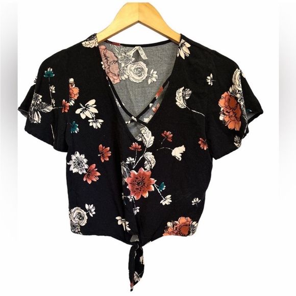 NEW NWOT BLACK FLORAL FRONT TIE CROP TOP SIZE MED - Picture 4 of 11